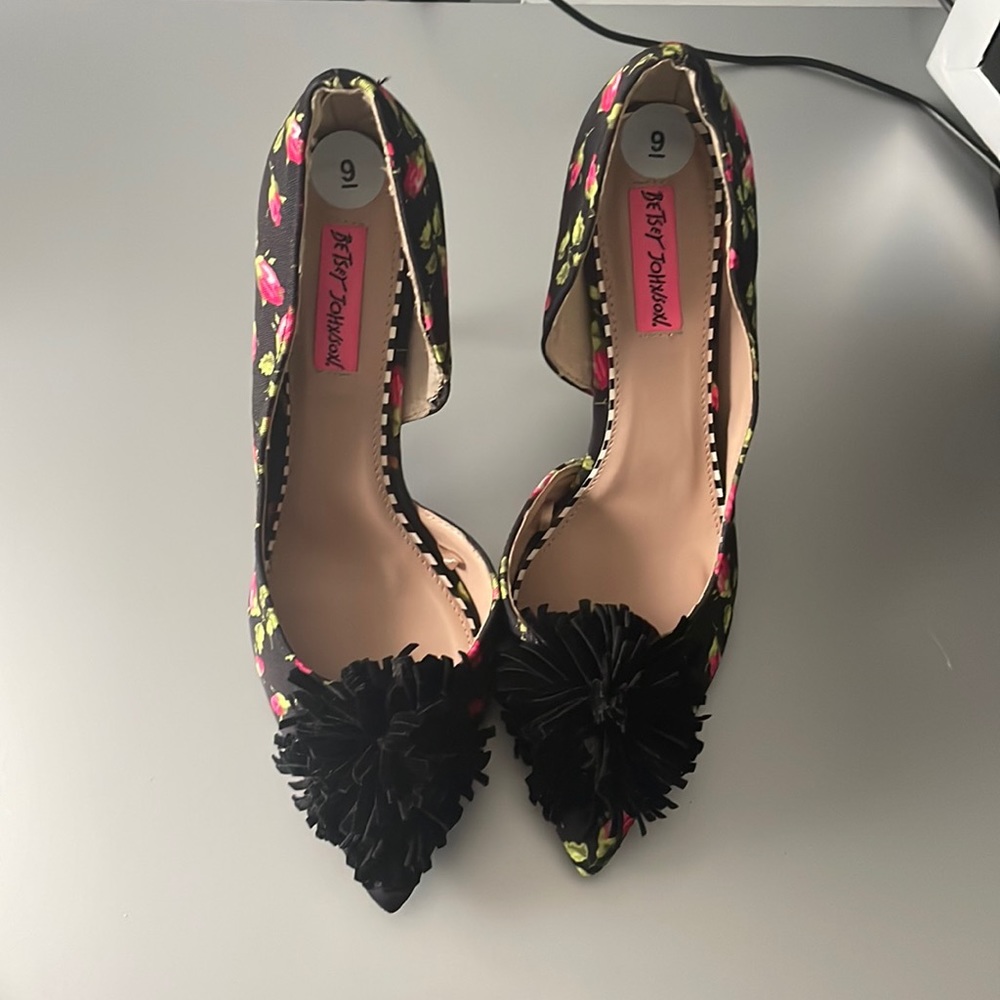 Black Pump With pink roses green leaves by Betsy Johnson